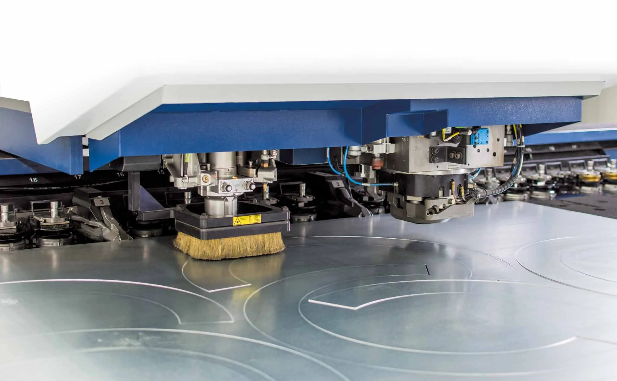 Stanzkopf der CNC-Stanzlaseranlage über einer Blechtafel